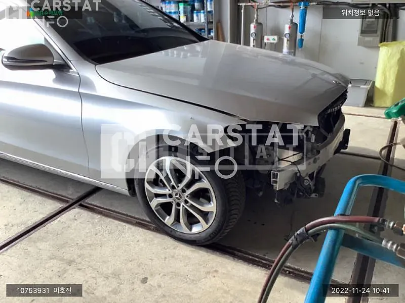 Photo 2 of 30: 2017 Mercedes-Benz C200, VIN WDDWF4CB7HF543681 — Korean insurance auction