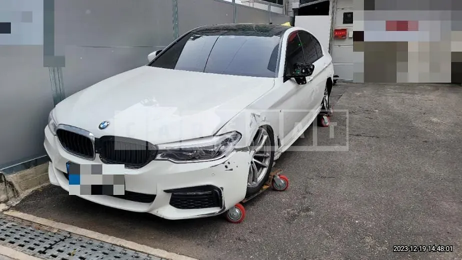 Photo 2 of 15: 2017 BMW 520d — Korean insurance auction