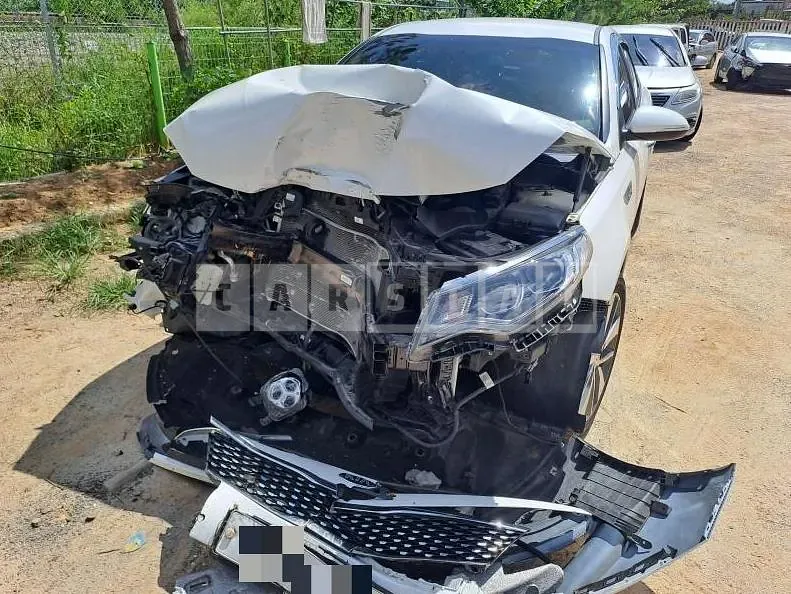 Photo 2 of 3: 2017 Kia K5 2.0 — Korean insurance auction