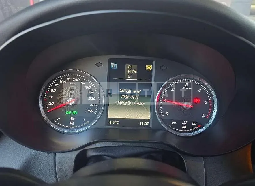 Photo 2 of 8: 2017 Mercedes-Benz GLC220 d 4Matic — Korean insurance auction