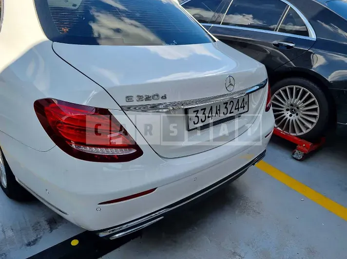 Photo 2 of 21: 2017 Mercedes-Benz E220d, VIN WDDZF0EB6HA094381 — Korean insurance auction