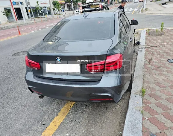 Photo 2 of 5: 2017 BMW 320i, VIN WBA8A9108HK823145 — Korean insurance auction