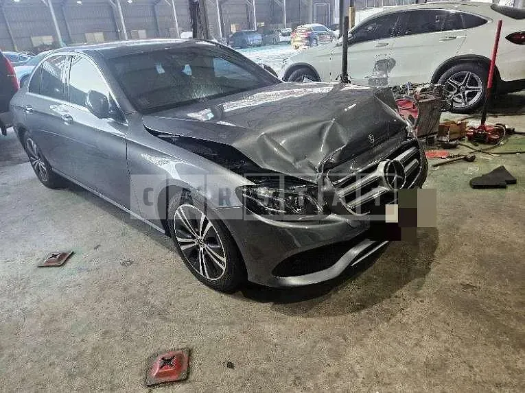 Photo 2 of 37: 2020 Mercedes-Benz E300 — Korean insurance auction