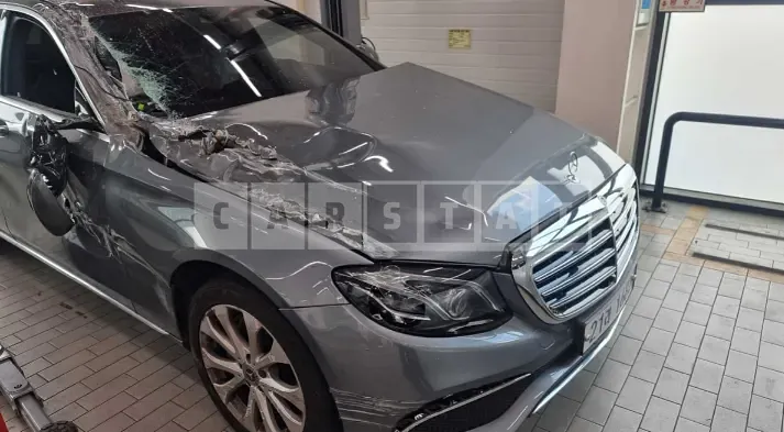 Photo 2 of 14: 2018 Mercedes-Benz E300, VIN WDDZF4JB8JA406669 — Korean insurance auction