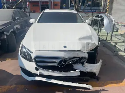 Photo 1 of 17: 2019 Mercedes-Benz E300, VIN WDDZF4JB9KA672509 — Korean insurance auction