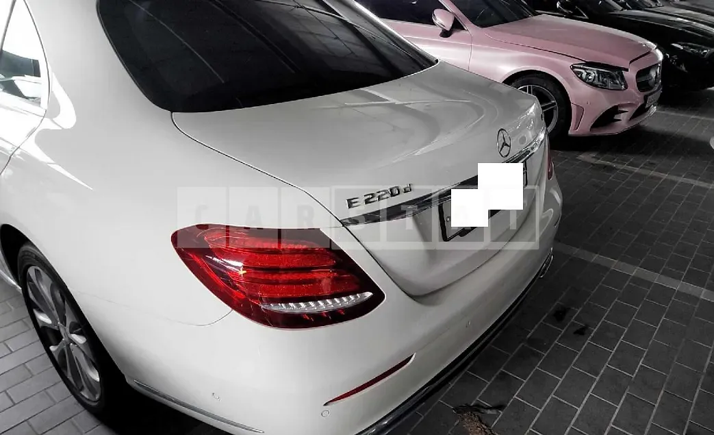 Photo 2 of 17: 2017 Mercedes-Benz E220d 4Matic, VIN WDDZF0FB6HA208488 — Korean insurance auction