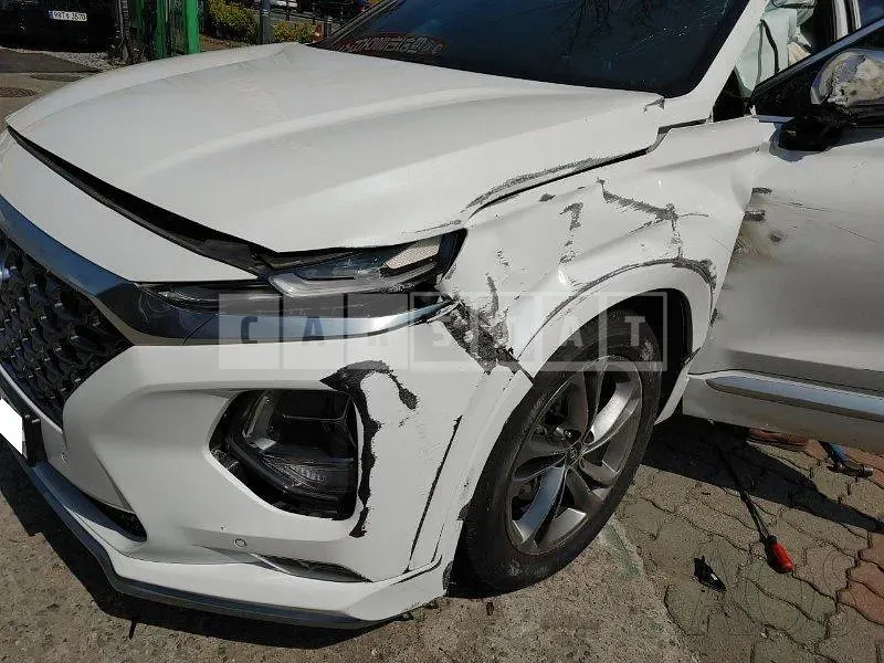 Photo 2 of 43: 2019 Hyundai Santa Fe, VIN KMHS581ABLU226176 — Korean insurance auction