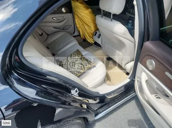 Photo 2 of 30: 2017 Mercedes-Benz E220d — Korean insurance auction