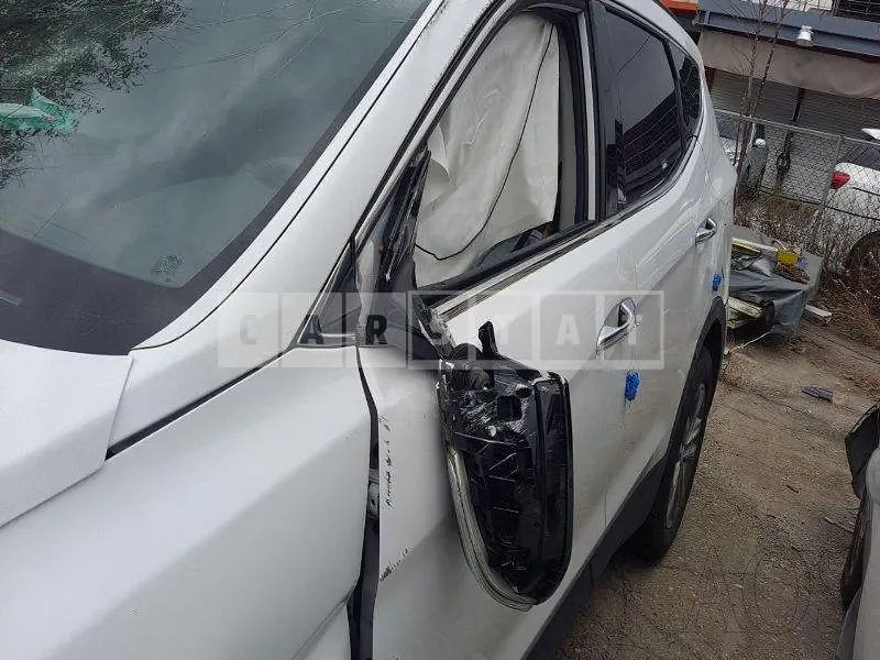 Photo 2 of 13: 2016 Hyundai Santa Fe, VIN KMHSW81UBGU651803 — Korean insurance auction