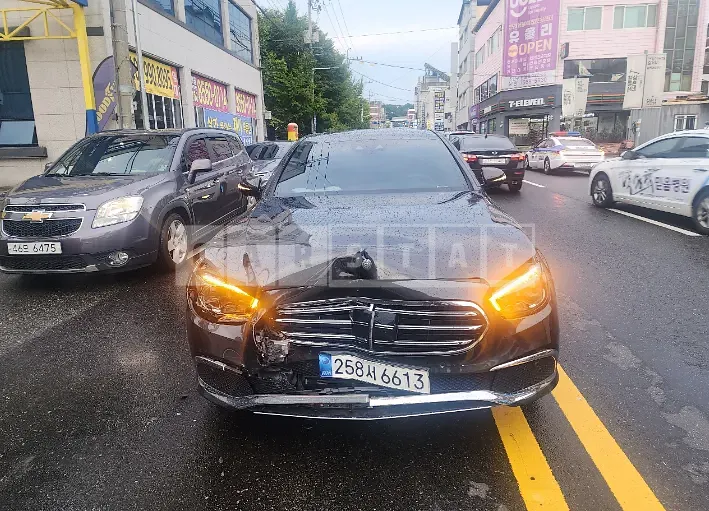 Photo 2 of 28: 2021 Mercedes-Benz E300 e 4Matic — Korean insurance auction