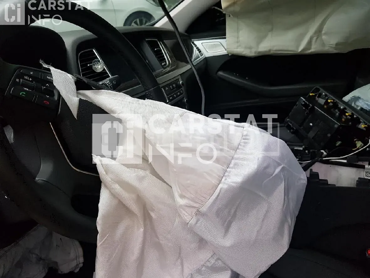 Photo 2 of 29: 2019 Genesis G80 3.3, VIN KMHGN41DDLU340718 — Korean insurance auction