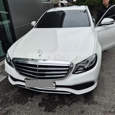 Photo 1 of 17: 2020 Mercedes-Benz E300 4Matic, VIN W1KZF4KB5LA807369 — Korean insurance auction