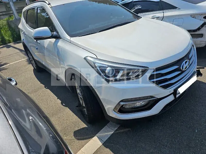 Photo 2 of 14: 2017 Hyundai Santa Fe, VIN KMHSW81UBJU836081 — Korean insurance auction