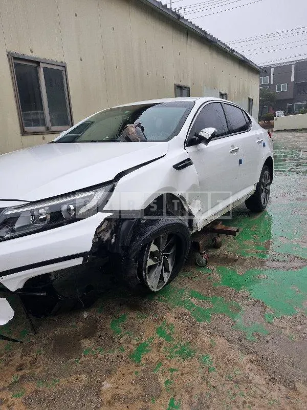 Photo 2 of 19: 2015 Kia K5, VIN KNAGM419BFA646341 — Korean insurance auction