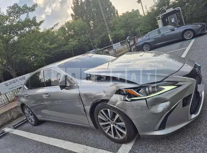 Photo 2 of 28: 2019 Lexus ES300h — Korean insurance auction