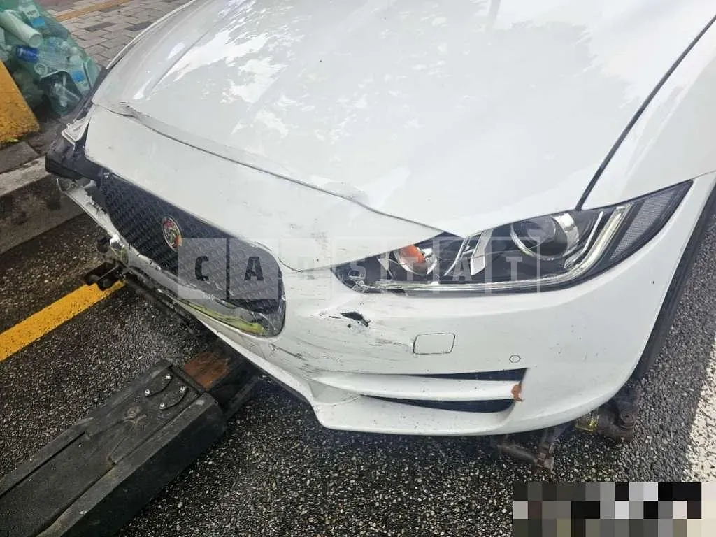 Photo 2 of 5: 2016 Jaguar XE 2.0T — Korean insurance auction