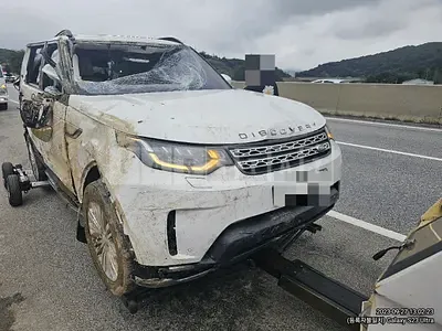 Photo 1 of 9: 2018 Land Rover Discovery TD6, VIN SALRA2BK8JA061485 — Korean insurance auction