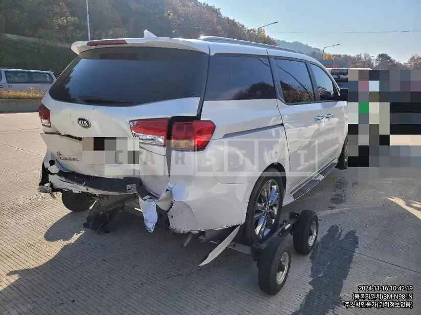 Photo 2 of 7: 2015 Kia Carnivals — Korean insurance auction