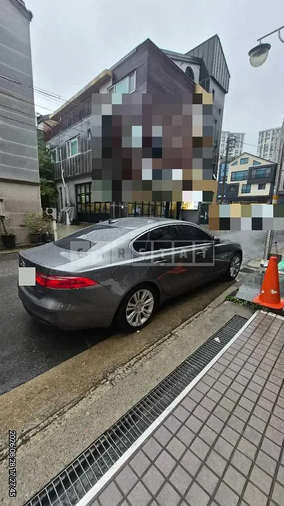 Photo 2 of 5: 2017 Jaguar XF 20d — Korean insurance auction