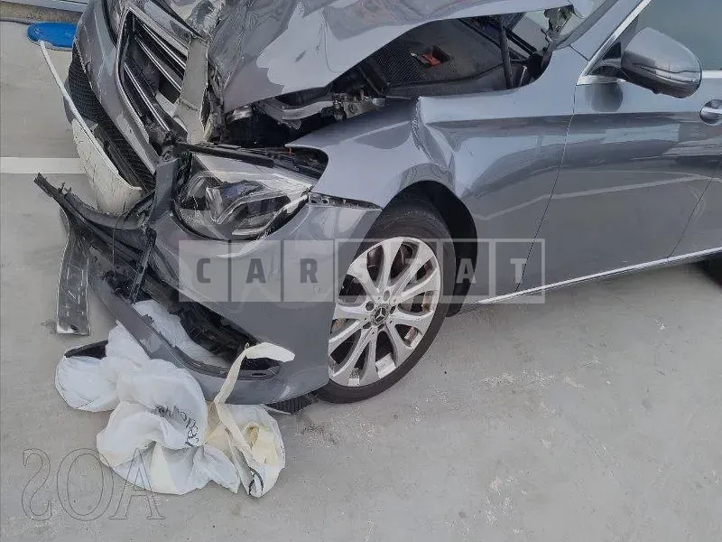Photo 2 of 9: 2019 Mercedes-Benz E300 4Matic, VIN WDDZF4KBXKA655295 — Korean insurance auction