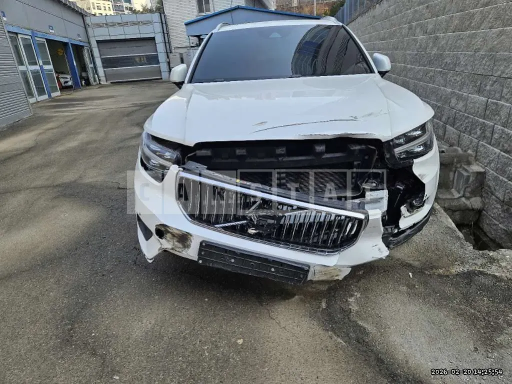 Photo 2 of 26: 2022 Volvo XC40B4 AWD — Korean insurance auction