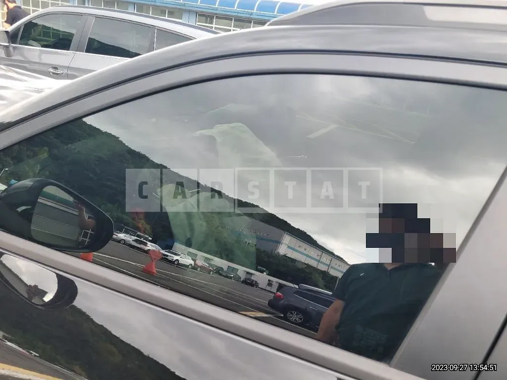Photo 2 of 6: 2018 Hyundai Kona, VIN KMHK381GFKU001242 — Korean insurance auction