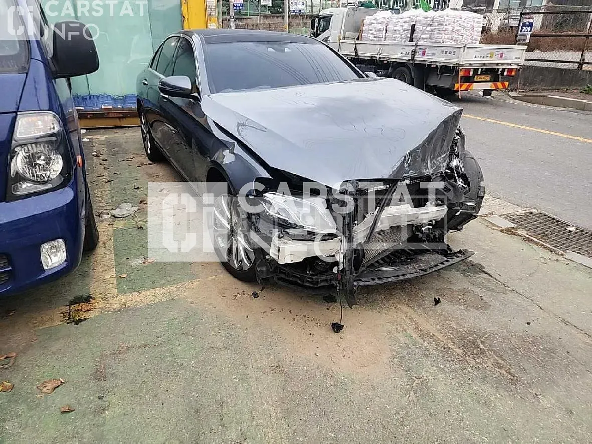 Photo 2 of 15: 2019 Mercedes-Benz E 300 4Matic, VIN WDDZF4KB3KA667935 — Korean insurance auction