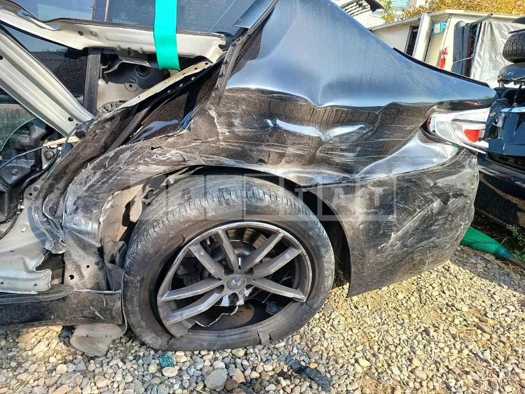 Photo 2 of 11: 2017 BMW 520d xDrive, VIN WBAJC5108HG851941 — Korean insurance auction