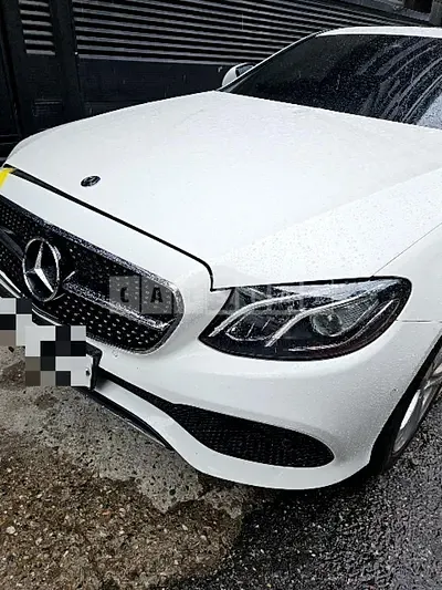 Photo 1 of 33: 2018 Mercedes-Benz E200, VIN WDDZF4CB0JA421311 — Korean insurance auction