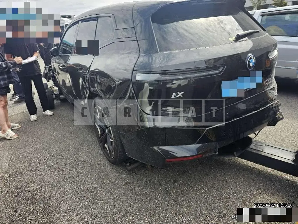 Photo 2 of 6: 2023 BMW iX xDrive50 — Korean insurance auction