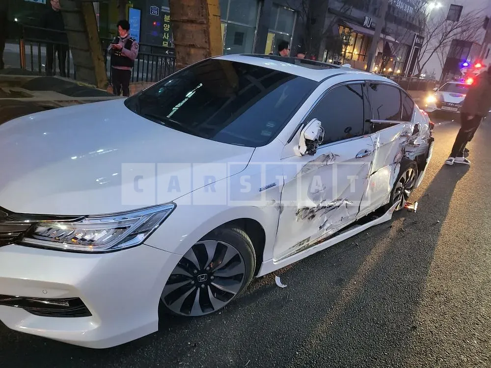 Photo 2 of 11: 2017 Honda Accord Hybrid, VIN JHMCR6650HC201013 — Korean insurance auction