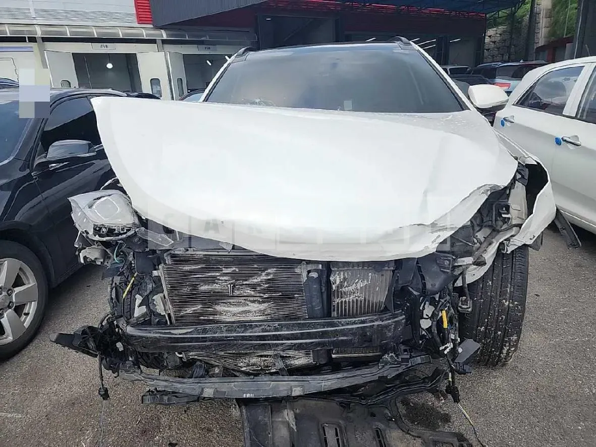 Photo 2 of 9: 2014 Hyundai Santa Fe, VIN KMHSW81UBFU388534 — Korean insurance auction