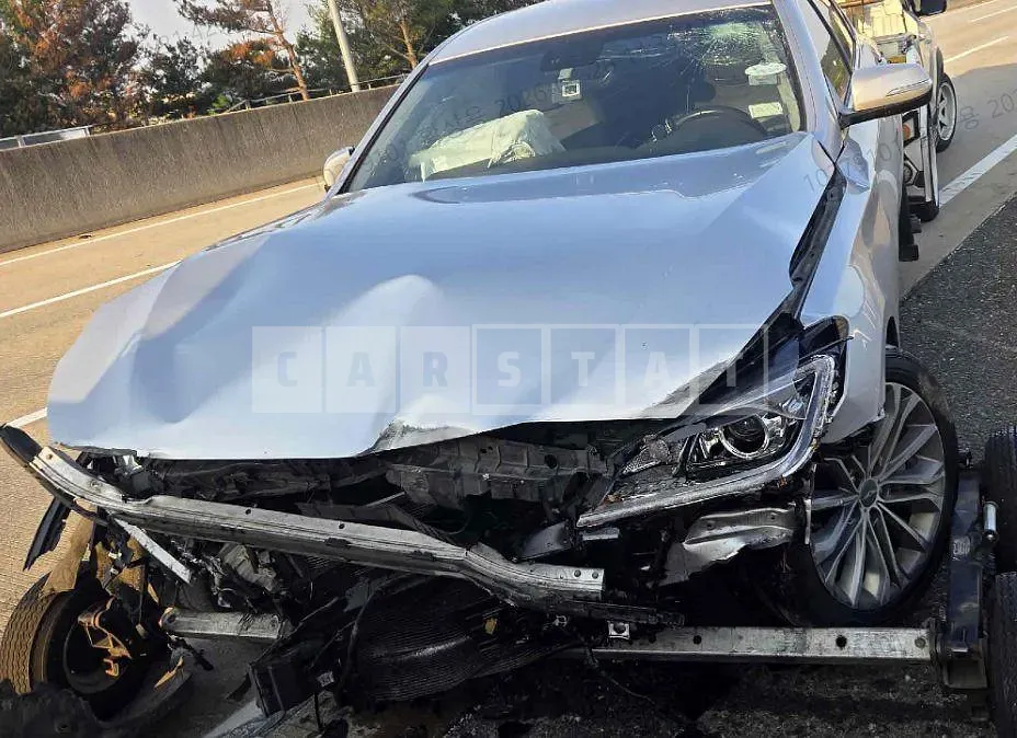 Photo 2 of 9: 2015 Hyundai Genesis, VIN KMHGL41DDFU078211 — Korean insurance auction