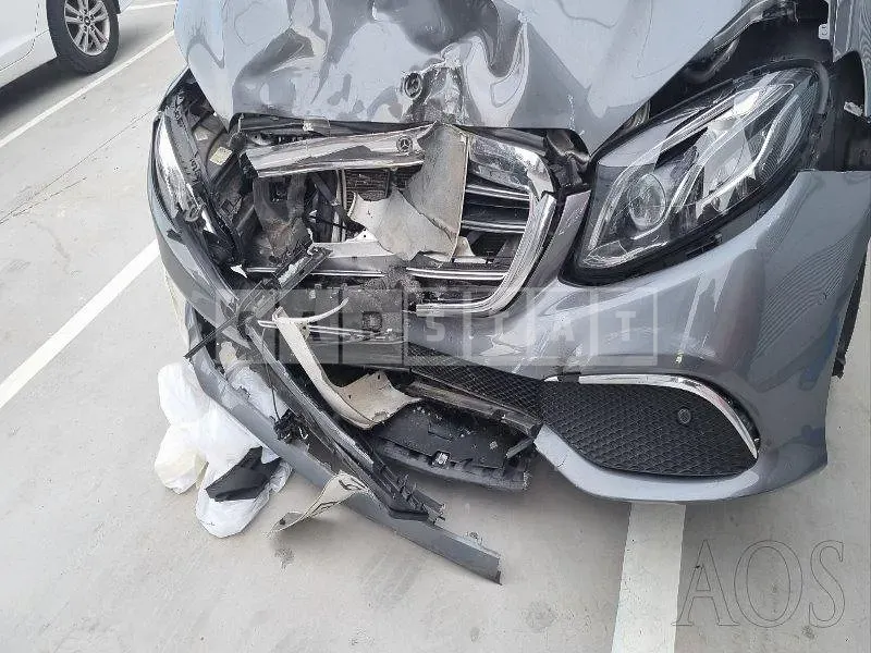 Photo 2 of 10: 2019 Mercedes-Benz E 300 4Matic, VIN WDDZF4KBXKA655295 — Korean insurance auction
