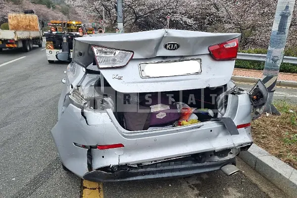 Photo 2 of 4: 2015 Kia K5, VIN KNAGL419BFA567098 — Korean insurance auction