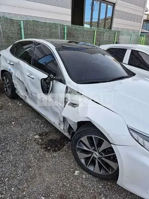 Photo 2 of 19: 2015 Kia K5 — Korean insurance auction
