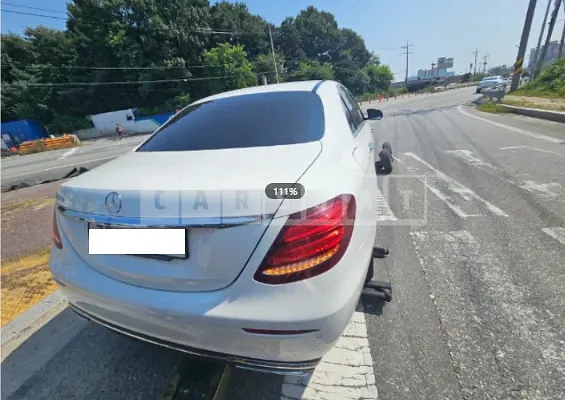 Photo 2 of 3: 2017 Mercedes-Benz E220d, VIN WDDZF0EB3HA064562 — Korean insurance auction