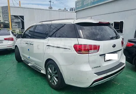 Photo 2 of 7: 2017 Kia Carnival, VIN KNAME811BHS282053 — Korean insurance auction