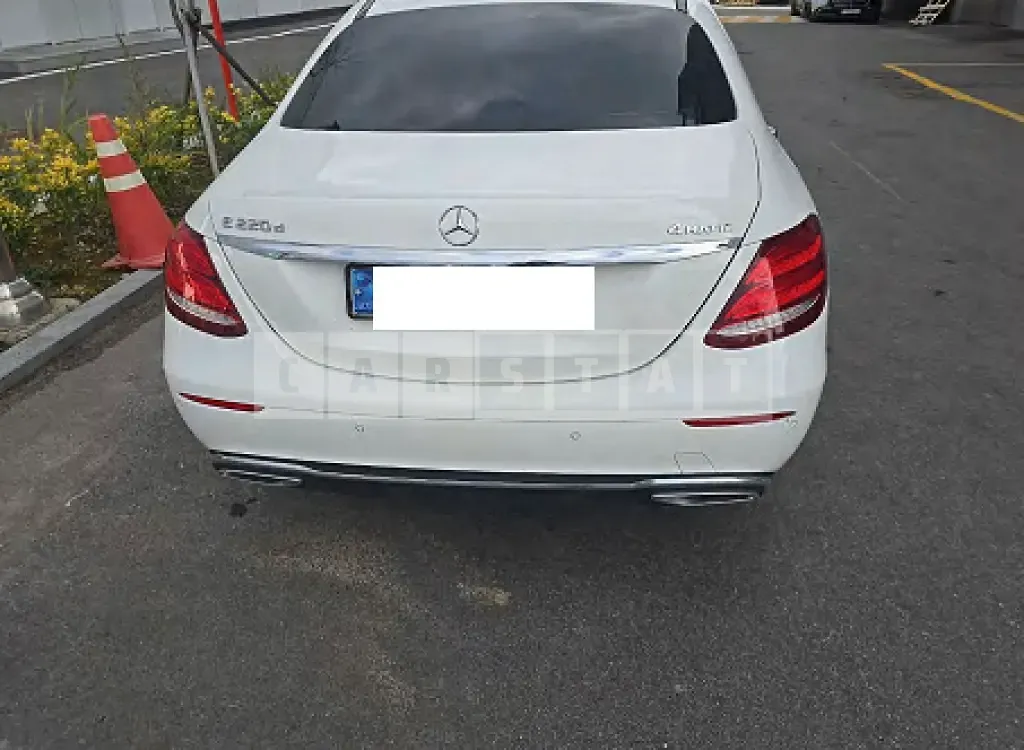 Photo 2 of 26: 2017 Mercedes-Benz E220 d 4Matic — Korean insurance auction