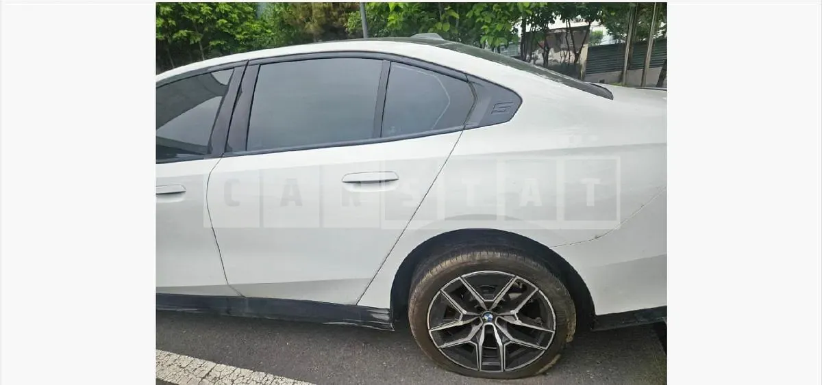 Photo 2 of 15: 2024 BMW 520i — Korean insurance auction