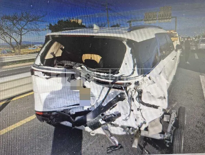 Photo 2 of 5: 2023 Kia Carnival Gasoline — Korean insurance auction