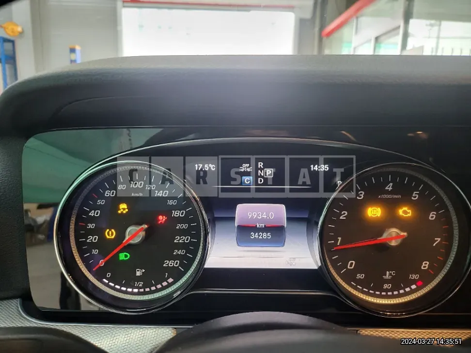 Photo 2 of 64: 2018 Mercedes-Benz E200, VIN WDDZF4CB8JA441791 — Korean insurance auction