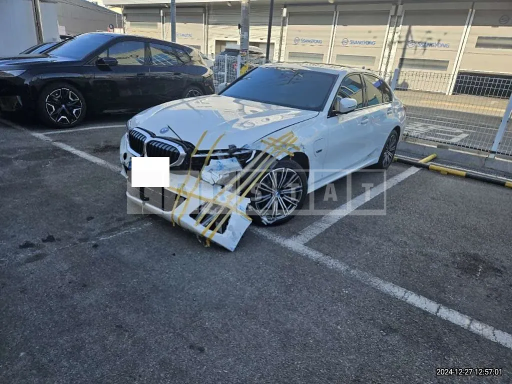 Photo 2 of 10: 2022 BMW 320e — Korean insurance auction