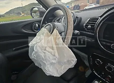 Photo 2 of 12: 2019 MINI Cooper Clubman — Korean insurance auction