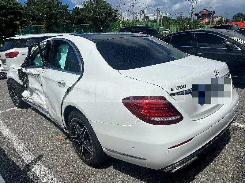 Photo 2 of 14: 2019 Mercedes-Benz E300 4Matic — Korean insurance auction