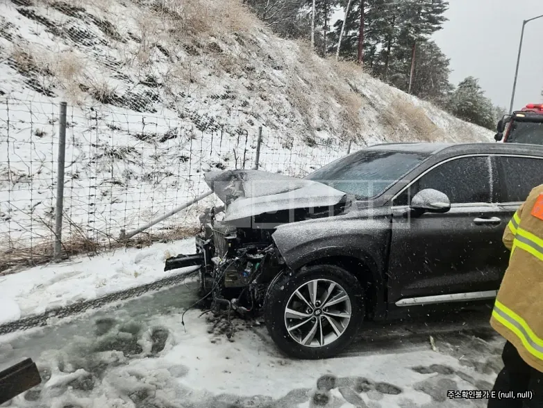 Photo 2 of 3: 2019 Hyundai Santa Fe TM 2.0 4WD, VIN KMHS281BDLU234972 — Korean insurance auction