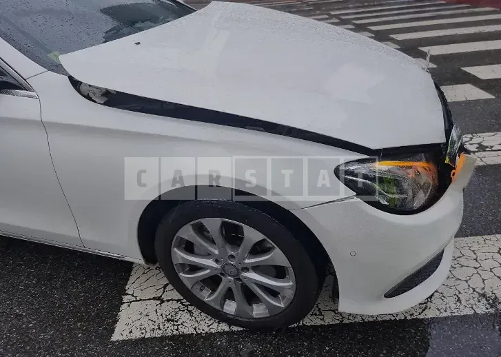 Photo 2 of 9: 2017 Mercedes-Benz E 300, VIN WDDZF4JB7HA070331 — Korean insurance auction