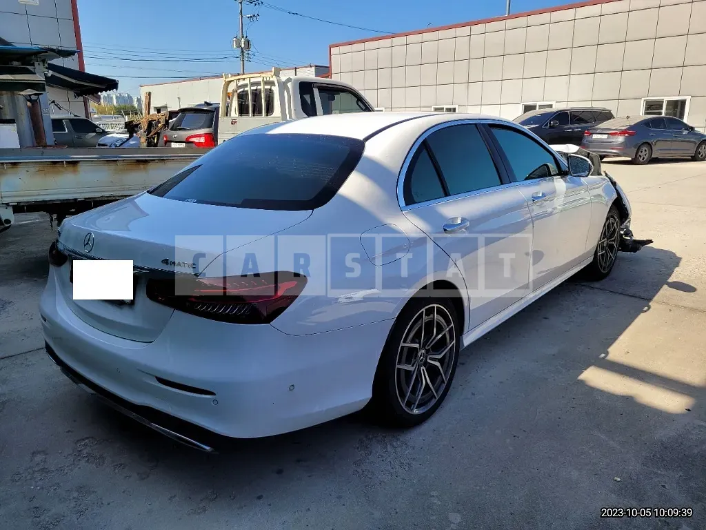 Photo 2 of 25: 2021 Mercedes-Benz E220d 4Matic, VIN W1KZF0FB6MA880528 — Korean insurance auction