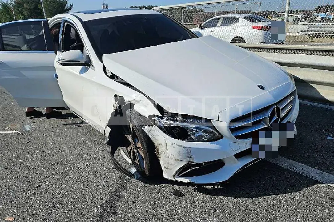 Photo 2 of 10: 2018 Mercedes-Benz C220 d, VIN WDDWF0EBXJR374332 — Korean insurance auction