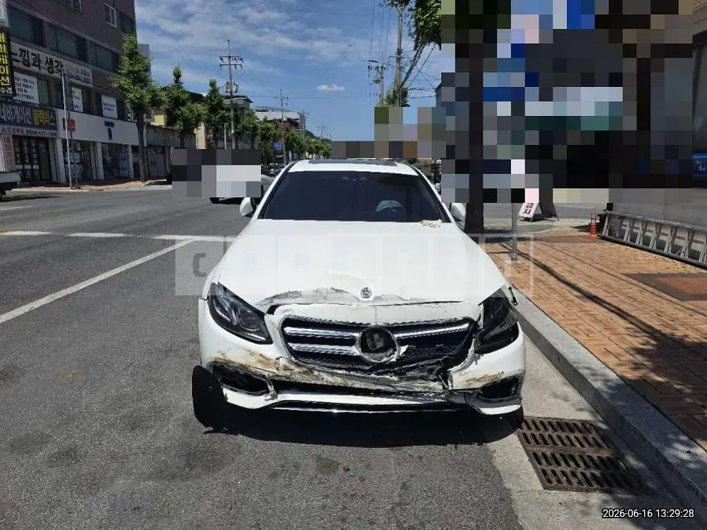 Photo 2 of 10: 2018 Mercedes-Benz E220 d 4Matic — Korean insurance auction